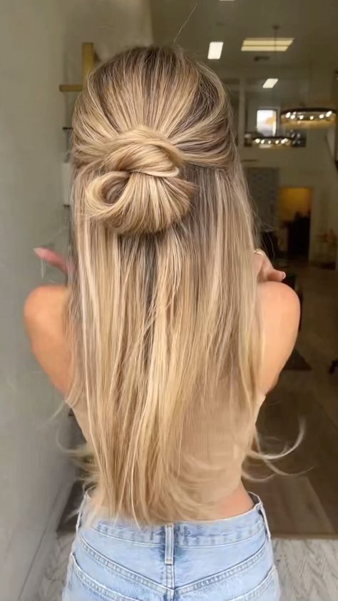 Simple Wedding Hairstyles Straight Hair, Chic Long Hairstyles, Simple Half Updos For Long Hair, Hairstyles With Long Extensions, Long Length Hair Styles Easy Everyday, Long Hair Simple Styles, Simple Prom Hair Half Up, Easy Hair Half Up Half Down, Hair For Windy Days