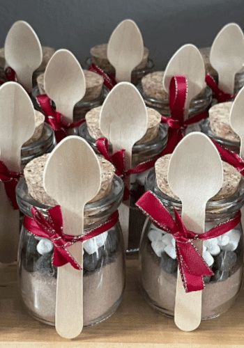 43 Unique And Creative Wedding Favors For Guests - Wedding Hacked Wedding Gifts For Guests My Wedding Favors, Hot Chocolate Thank You Gift, Hot Cocoa Wedding Favor, Christmas Wedding Favors For Guests, Fall Wedding Favors For Guests, Hot Chocolate Party Favors, Hot Chocolate Wedding, Dessert Favors, Unique Wedding Favors For Guests