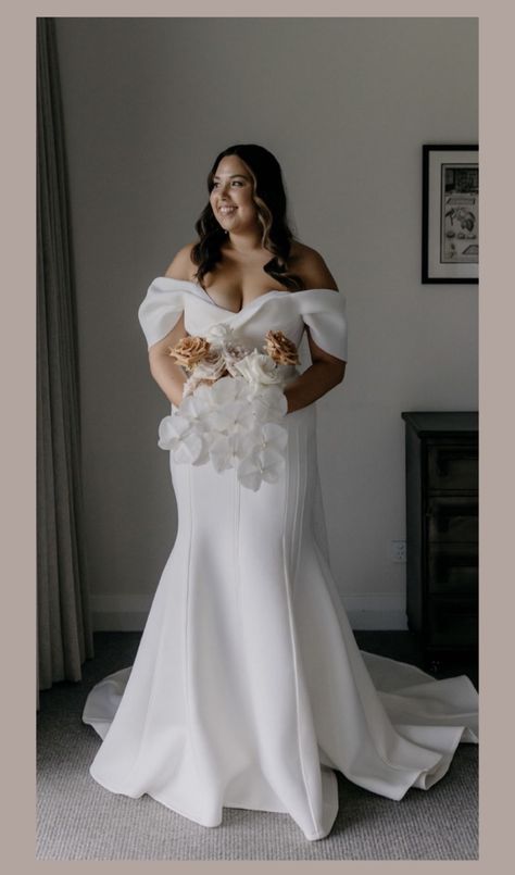 Bride Outfits Plus Size, Unique Plus Size Wedding Dresses Summer, Simple Elegant Wedding Dress Curvy, Curvy Wedding Dress Sleeves Plus Size Brides, Simple Wedding Dress Big Size, Apple Wedding Dress, Silk Wedding Dress Curvy, Best Wedding Dresses For Busty Women, Vintage Wedding Dress For Curvy Women