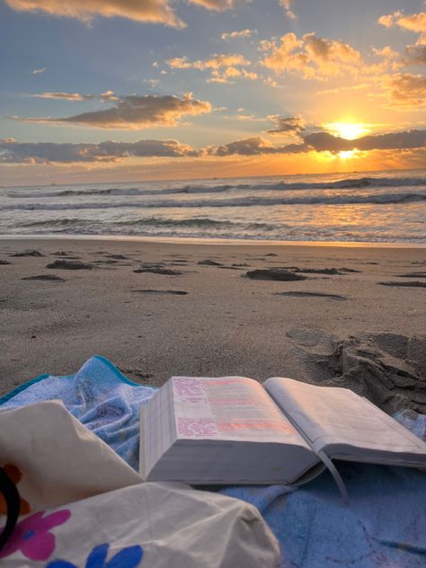 beach picnic bible study with sunrise Vision Board Images, Beach Date, Summer Goals, Images Esthétiques, Summer Feeling, American Beauty, Alam Yang Indah, Summer Dream, Summer Photos