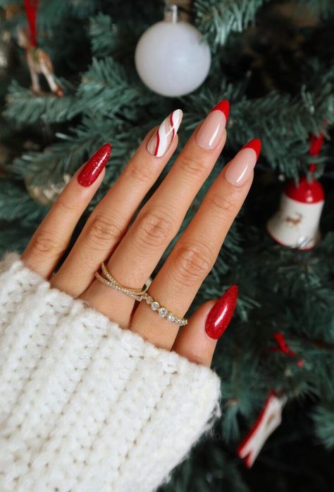 Valentines Manicure Ideas, Swirl Nail, Unique Manicure, Swirl Nails, Pedi Ideas, Red Christmas Nails, Festive Nail Art, Holiday Nail Designs, Christmas Nails Easy