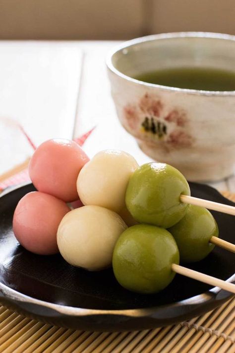 Dango Recipe, Dessert Chef, Mapo Tofu, Japanese Dessert, Japanese Snacks, Asian Desserts, Japanese Sweets, Kawaii Food, Japan Food