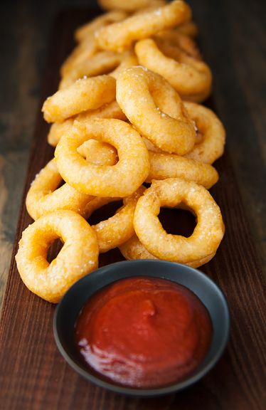 Recipe For Onion Rings, Onion Rings Crispy, Onion Ring Batter Easy, Homemade Onion Rings Batter, Beer Battered Fish Recipes, Raw Onion, Blooming Onion Recipes, Fried Zucchini Recipes, Homemade Onion Rings