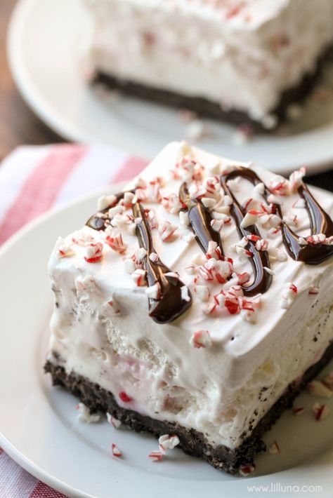 Frozen Peppermint Delight Peppermint Ice Cream Dessert, Ice Cream Dessert Recipe, Easy Dessert Recipes Christmas, Crushed Peppermint, Delicious Holiday Desserts, Peppermint Ice Cream, Best Christmas Desserts, Christmas Desserts Easy, Oreo Crust