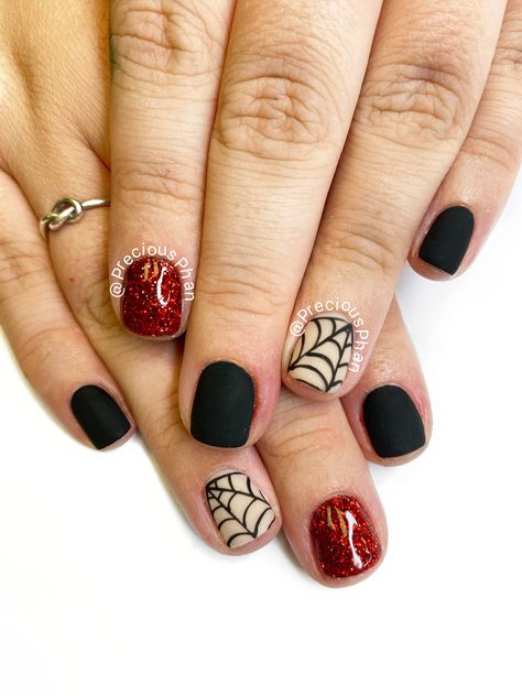 Halloween Nails Gel Simple, Black Matte Nails With Design Halloween, Matte Halloween Nails Short, Short Nail Design Halloween, Easy Halloween Nail Art For Short Nails, Red Halloween Nails Short, Holiday Nails Halloween, Red Spider Web Nails, Halloween Gel Nails Short Simple