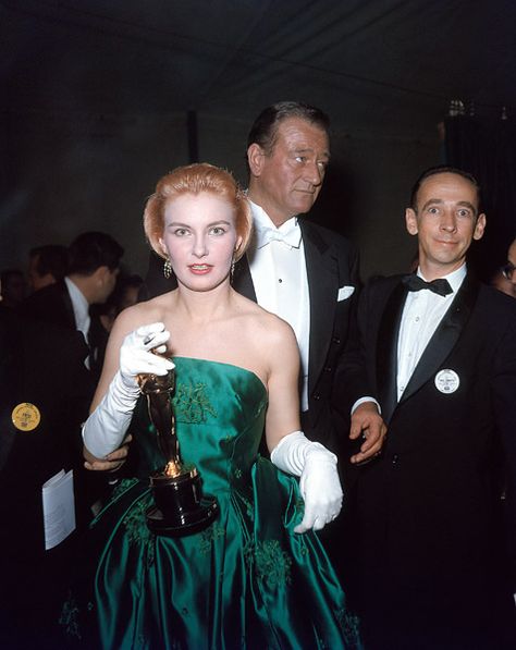 Joanne Woodward and Paul Newman: Oscar Royalty | iheartingrid Emerald Green Satin Dress, Paul Newman Joanne Woodward, Oscar Gowns, Three Faces, Joanne Woodward, Oscar Dresses, Green Gown, Paul Newman, Oscar Winners