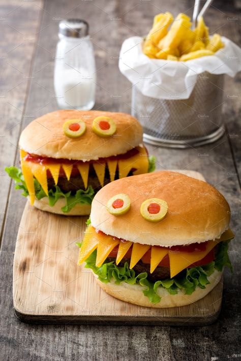 Monster Burgers Halloween, Halloween Burgers, Backen Halloween, Summer Party Hacks, Monster Burger, Halloween Hotdogs, Halloween Street, Halloween Breakfast, Halloween Monsters