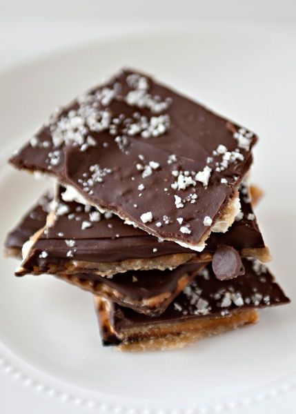 Salted Toffee Matzah - Matzah, butter, brown sugar, vanilla, chocolate chips #dessert #Passover Toffee Bark Recipes, Silvester Snacks, Passover Recipes Dessert, Passover Dinner, New Years Eve Dessert, Jewish Holiday Recipes, Salted Toffee, Passover Desserts, New Year's Eve Appetizers