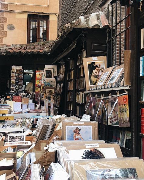 Madrid Aesthetic, Bohemian Decor Inspiration, Spain Aesthetic, Aesthetic Themes, Book Store, Madrid Spain, Aesthetic Vintage, Pretty Places, Alicante