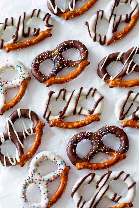 Pretzels With Chocolate, Recept Sandwiches, Chocolate Covered Pretzels Recipe, Chocolate Dipped Pretzels, Pretzel Twists, Pretzel Dip, Covered Pretzels, Pretzels Recipe, Chocolate Covered Treats