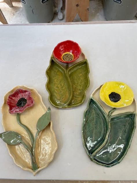 Clay Leaf Bowl Ceramic Pottery, Ceramic Platters Ideas Design, Clay Platters Ideas, Ceramic Pinch Pots, Slab Ceramics, Ceramic Sculpture Figurative, Pottery Lessons, Party Platter, Clay Plates