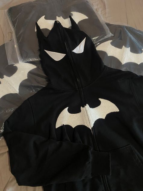 Batman Clothes, Batman Hoodie, Streetwear Goth, Cartoon Hoodie, Batman Stuff, Moda Hip Hop, Dalian, Retro Cartoon, Striped Vests