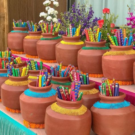 Kutchi Theme Decoration, Gujrati Theme Decoration, Rajasthani Mehndi Decor, Holi Event Decor, Village Theme Decoration Indian, Rajasthani Theme Decoration, Dandiya Decoration Ideas, Garba Decoration Ideas, Garba Decor