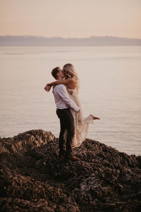 Cliff Couple Photoshoot, Beach Cliff Engagement Photos, Cliff Wedding Photos, Cliff Photoshoot, Cliff Engagement Photos, Maui Photoshoot, Nc Engagement Photos, Maine Engagement Photos, Water Engagement Photos