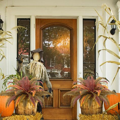 Fall Outdoor Urns, Fall Whiskey Barrel Planter, Thanksgiving Planters Outdoor, Fall Halloween Porch Decor, Fall Decorations With Hay Bales, Fall Urns For Front Porch, Fall Yard Display, Thanksgiving Porch Decorations, Easy Fall Porch Decorations