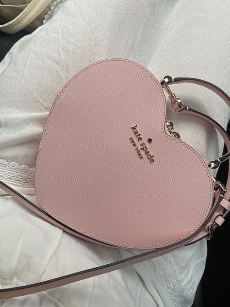 Heart Bag Kate Spade, Kate Spade Pink Heart Bag, Heart Purse Aesthetic, Cute Pink Bags, Kate Spade Bag Aesthetic, Kate Spade Heart Purse, Arianna Aesthetic, Kate Spade Heart Bag, Coach Heart Bag