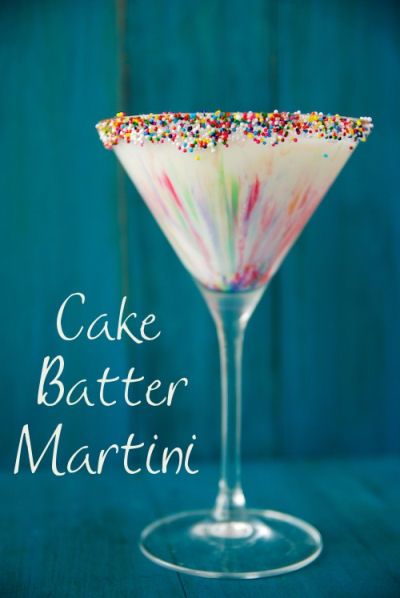 Cake Batter Marttini - Birthday in a glass Cake Batter Martini, Resep Koktail, Cake Vodka, White Chocolate Liqueur, Chocolate Liquor, Drink Bar, Chocolate Liqueur, Delicious Drink Recipes, Triple Sec