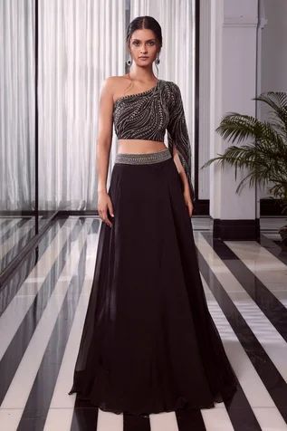 Lines Embroidery, Blouse With Skirt, Overlap Skirt, Baju Kahwin, Sangeet Outfit, Trendy Outfits Indian, Black Lehenga, Indian Outfits Lehenga, Lehenga Designs Simple