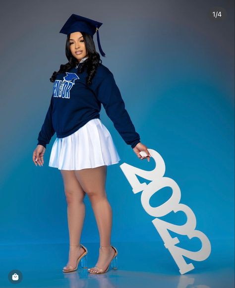 Class Of 2023 Picture Ideas, Class Of 2024 Photoshoot Ideas, Senior Picture Ideas Black Women 2024, Senior Inauguration Outfits, Graduation Outfit Picture Ideas, Senior Graduation Dress High Schools, Senior Portraits Outfits Black Women, Cap And Gown Pictures Black Women, Senior Pictures Outfits 2024