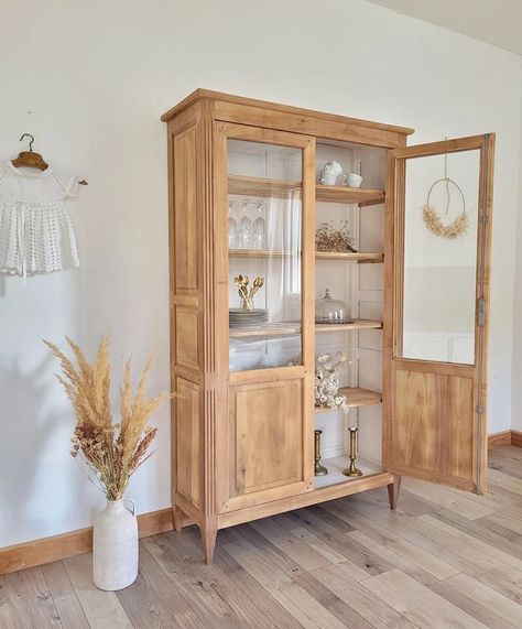 Une armoire parisienne tout au naturel 🤩 Retrouver tous nos meubles de rangement dans Maison > Mobilier 🪑 . #vitrine #vaisseliervintage #vaisselierancien #armoireparisienne #armoire #meublevintage Appartment Decor, English Cottage Interiors, Decoration Buffet, Cottage Interiors, Decor On A Budget, Home Decorating Ideas, Simple House, House Inspo, Ideas Home