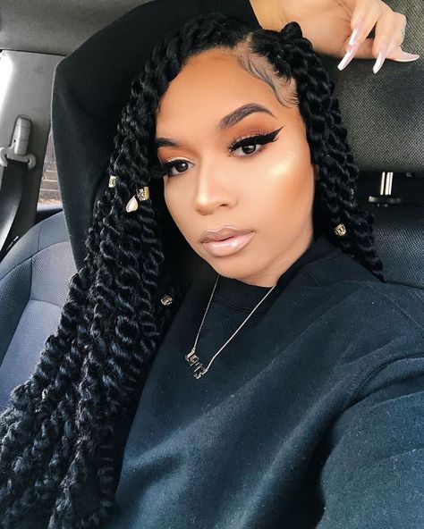 Such a pretty protective style😍@liamonet is absolutely slaying these twists by @_j0yceee_🖤 Would you rock this look 🔥 Medium Twist Braids, French Twist Braids, Rope Twist Braids, Twist Box Braids, Yarn Braids, Jumbo Box Braids, Twist Braid Hairstyles, Hair Twist Styles, Rope Twist