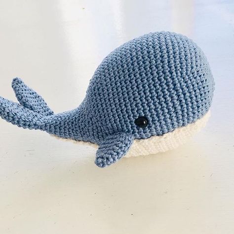 Whale Amigurumi, Large Crochet Hooks, Crochet Whale, Whale Pattern, Cute Whales, Diy Crafts To Do, Catania, Amigurumi Toys, Crochet Patterns Amigurumi