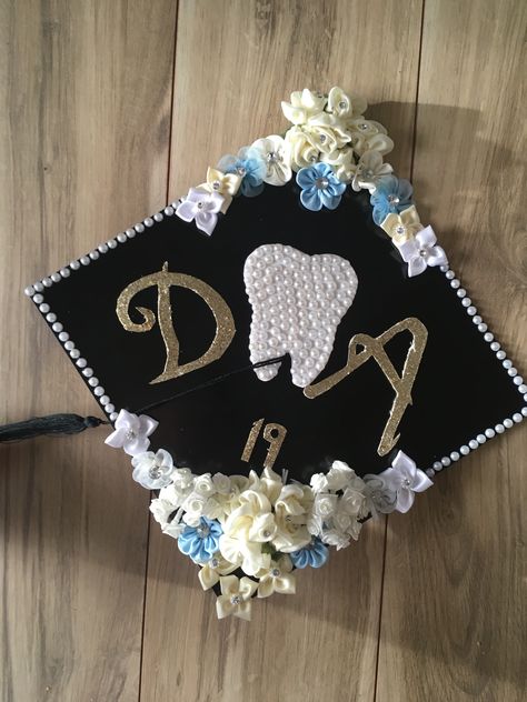 Graduation cap for dental assistant Cap Decoration Graduation Dental Assistant, Dental Graduation Cap Ideas, Dental Assistant Graduation Party, Dental Assistant Graduation Cap Ideas, Dental Assistant Grad Cap, Dental Assisting Graduation Cap, Rda Graduation Cap, Dental Cap Decoration, Dental Grad Cap