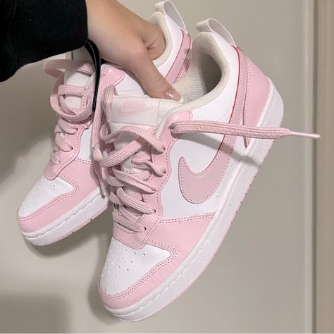 Shoes Nike Dunks, Nike Blazer Outfit, Pretty Sneakers, Pink Nike Shoes, Boty Nike, Trendy Shoes Sneakers, Preppy Shoes, Basket Style, Nike Fashion Shoes