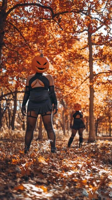 Halloween Photo Shoots, Spicy Halloween Photoshoot, Halloween Photoshoot Best Friends, Halloween Photoshoot Ideas Friends, Photoshoot Pumpkin Head, Pumpkin Head Photo Shoot Friends, Pumpkin Photoshoot Friends, Halloween Pumpkin Photoshoot, Halloween Friend Photoshoot