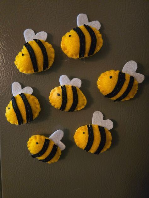 Magnetic felt bees. Felt Bumble Bee, Felt Bees, Felt Mittens, Felt Magnet, Jesse Tree, Waldorf Education, Fun Friday, Homemade Ornaments, Bee Theme