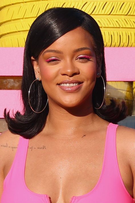 Riri~♡ Hair Swoop, Rihanna Pink, Thanksgiving Hairstyles, 2000s Hairstyles, Y2k Hair, Y2k Hairstyles, 90s Hairstyles, Long Straight Hair, Baddie Hairstyles