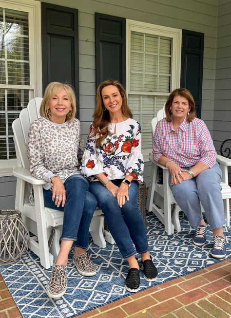 Feature Friday: Southern Home & Hospitality - Southern Hospitality Southern Porch Party, Southern Mama Style, Southern Lifestyle Aesthetic, Southern Mom Aesthetic, Old Southern Homes Interior, Classic Southern Home Decor, Theater Character, Traditional Southern Home Decor, Modern Southern Home Decor