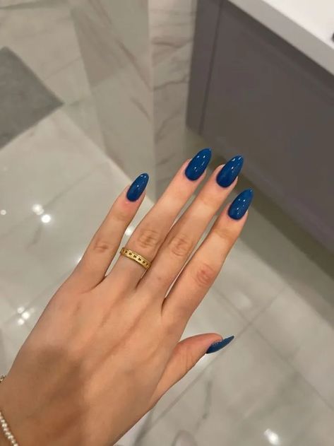 Aesthetic Almond Nails Simple, Regular Gel Nails Manicures, Simple Nail Ideas 2023, Deep Colored Nails, Fail Nails 2023, Almost Spring Nails, Oval Nails One Color, Almond French Tip Nails Color Winter, Navy Blue Almond Shaped Nails