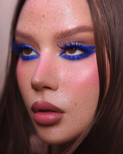 Content Creator on Instagram: “Sapphire eyes💙 ⠀⠀ Eyes: @colourpopcosmetics Coco Cutie palette #maccosmetics Taupe Shape Shade brow tint #ofracosmetics Don’t play eyebrow…” Maquillage On Fleek, Blue Mascara, Sapphire Eyes, High Fashion Makeup, Gel Set, Mascara Makeup, Colourpop Cosmetics, Winter Makeup, Glamorous Makeup