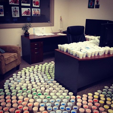 Pin for Later: 30 of the Most Epic Office Pranks Good Luck Getting to Your Desk All those cups are filled with liquid! Pranks At Work, Pranks For Coworkers, Coworker Pranks, Work Pranks, Surprise Images, Office Pranks, Balloon Surprise, Principals Office, Daily Life Hacks