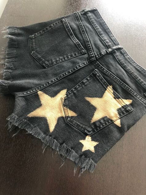 5e1b18c4c6a6d31695acbae3fd70ecc6 Glizzy Gobbler, Bleach Jeans Diy, Pocket Painting, Diy Denim Shorts, Bleach Jeans, Bleach Painting, Paint Jeans, Bleach Shirt Diy, Bleaching Clothes