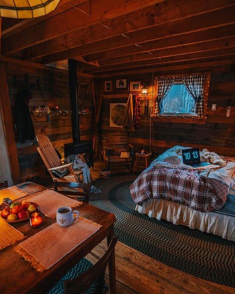 Casas Country, Rustic Tiny House, Log Cabin Interior, Cabin Aesthetic, Cabin Bedroom, Cabin Interiors, Cabin Living, Little Cabin, Log Cabin Homes