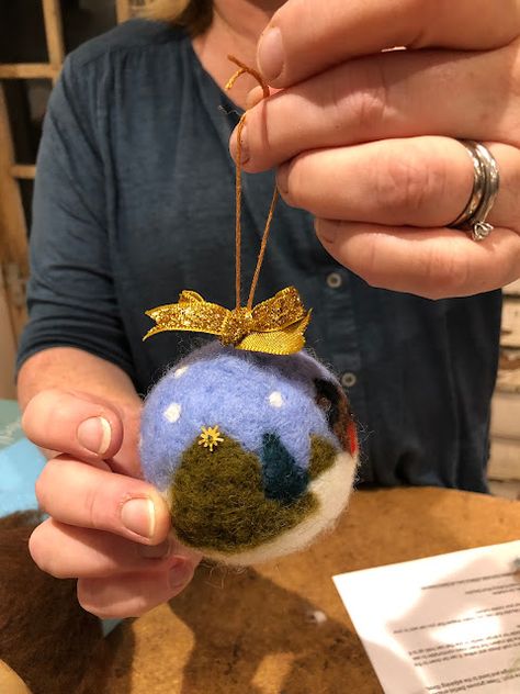 Needle Felting On Styrofoam Balls, Needle Felt Baubles, Needle Felted Christmas Balls, Felted Christmas Balls, Fibre Artist, Felting Diy, Needle Felted Ornaments, Stick Christmas Tree, Felted Christmas