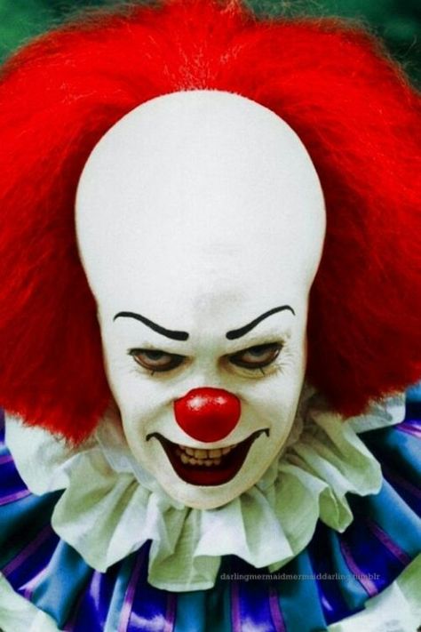 Pennywise [a.k.a. It] (from Stephen King's It, 1990). Portrayed by Tim Curry Penny Wise Clown, Es Pennywise, Clown Horror, Pennywise The Clown, Pennywise The Dancing Clown, Horror Monsters, Evil Clowns, Scary Clowns, Creepy Clown