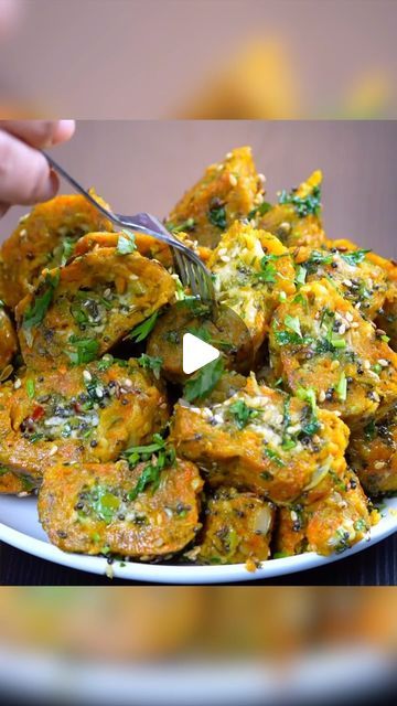 Baked Indian Recipes, Mix Vegetables Recipes Indian, Easy Veg Snacks, Veg Breakfast Recipes Indian, Veg Indian Recipes, Breakfast Recipes Indian Veg, Muthiya Recipe, Veg Breakfast Recipes, Mix Veg Recipe