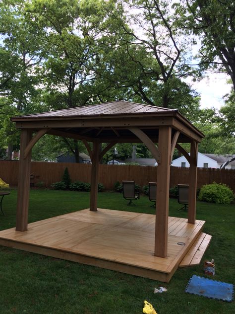 Gazebo Ground Ideas, Platform Deck With Gazebo, Square Gazebo Ideas Backyard, Raised Gazebo, Cabin Pergola, Coin Spa, Deck Lattice, Yard Gazebo, Deck Renovation