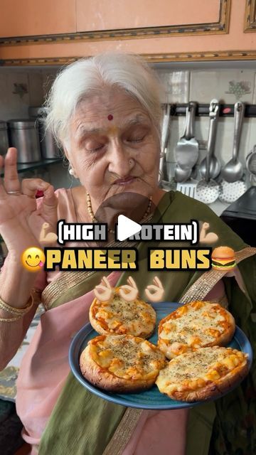 Paneer Snacks, Easy Paneer Recipes, Healthy Indian Snacks, Paneer Pizza, Indian Fast Food, Pizza Burger, Indian Appetizers, Quick Healthy Snacks, Healthy Recipes Easy Snacks