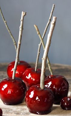 Cinnamon Candy Apple Recipe, Cinnamon Candy Apples, Hot Cinnamon Candy, Halloween Candy Apples, Candy Apple Recipe, Hot Candy, Cinnamon Candy, Toffee Apple, Aesthetic Garden