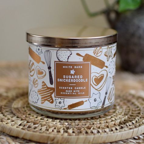 Sugared Snickerdoodle Candle, Bath And Body Works Candles Christmas, Christmas Candles Aesthetic, White Barn Candles, Bath And Body Candles, Warm Candles, Candles Bath And Body Works, Bath And Body Works Holiday, Cozy Christmas Gifts