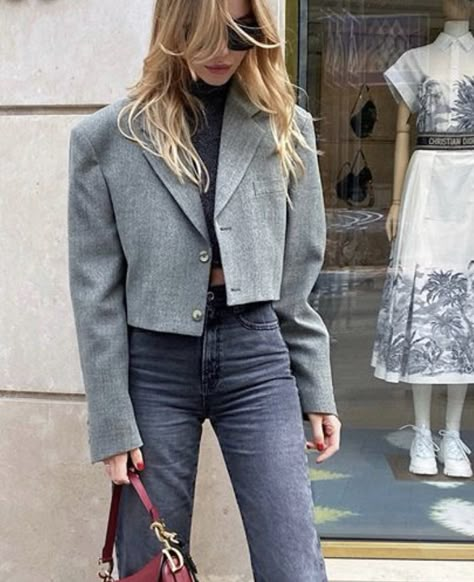 Cropped Blazer Office Outfit, Grey Cropped Jacket Outfit, Grey Cropped Blazer Outfit, Cropped Blazer Street Style, Cropped Blazer Outfit Classy, Grey Vest Outfit, Blazer Outfits Street Style, Grey Blazer Women, Cropped Blazer Outfit