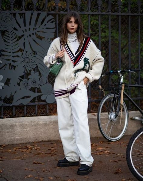 #louisetrotter hashtag on Instagram • Photos and videos Turtleneck Street Style, Sweater Street Style, How To Have Style, Shanghai Fashion Week, Paris Fashion Week Street Style, Sweater Trends, Layered Fashion, Europe Fashion, Images Esthétiques