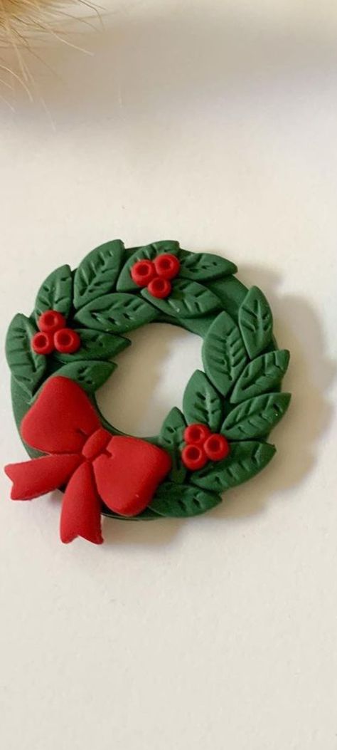 Christmas Themed Clay Ideas, Fimo Xmas Decorations, Polymer Clay Christmas Wreath, Sculpey Clay Ideas Christmas, Wreath Earrings Clay, Polymer Clay Crafts Christmas Easy, Clay Figures Christmas, Christmas Tree Polymer Clay, Air Dry Clay Ideas Christmas Decorations