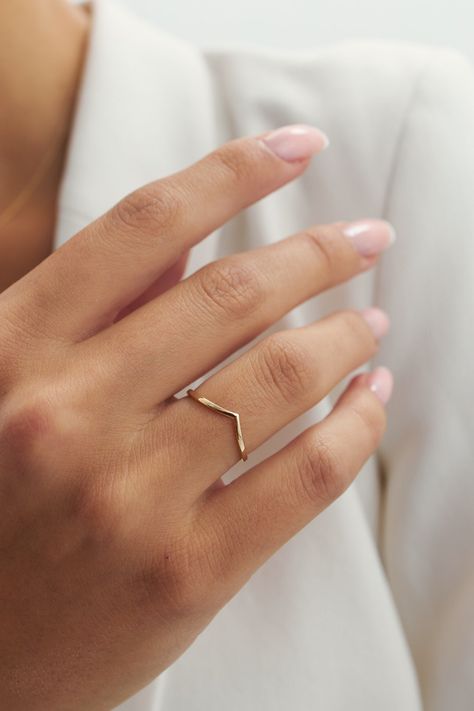 Real Gold Rings, Simple Gold Rings, Simple Ring Design, Cute Promise Rings, Unique Gold Rings, V Ring, Modern Gold Jewelry, Bridal Jewelry Vintage, Gold Rings Simple