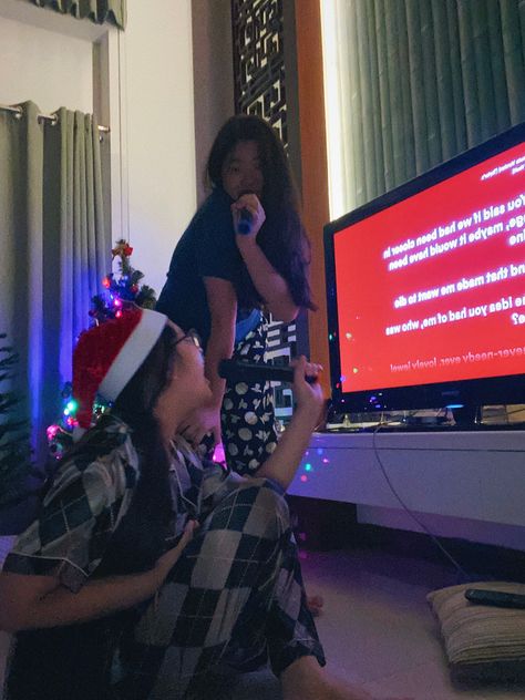 Friend Christmas Aesthetic, Christmas Karaoke Aesthetic, Au Pair Life Aesthetic, Cozy Christmas With Friends, Christmas Activity Aesthetic, Best Friends Christmas Aesthetic, Xmas Sleepover Aesthetic, Xmas Party Aesthetic, Christmas Karaoke Party