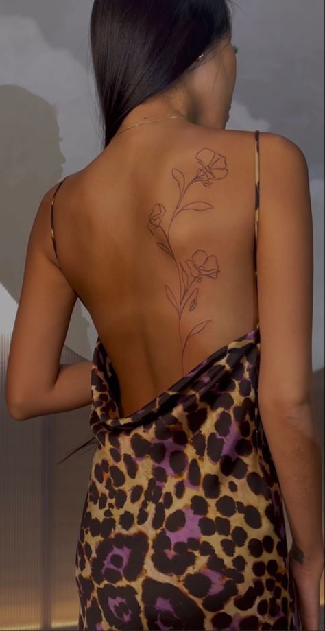 Women Dainty Sleeve Tattoo, Simplistic Back Tattoo Women, Assymetrical Back Tattoo, Violet Back Tattoo Women, Womens Simple Back Tattoos, Fine Line Back Flower Tattoo, Womens Arm Tattoos Small, Asthetic Tattoos Woman Back, Fine Line Back Tattoo Women Flowers